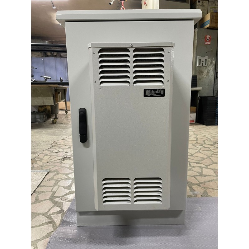 20U 19" utendørs stativskap, dobbelvegg, 600 x 600mm. 400mm dyp. Termostatstyrt 450W kjøler